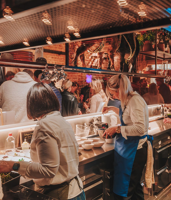 Chef werkt gerecht af in de open keuken van restaurant Lucy’s Table