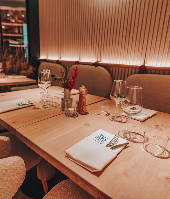 Gedekte tafel bij Lucy’s Table met wijnglazen, servetten en warme tafelsfeer