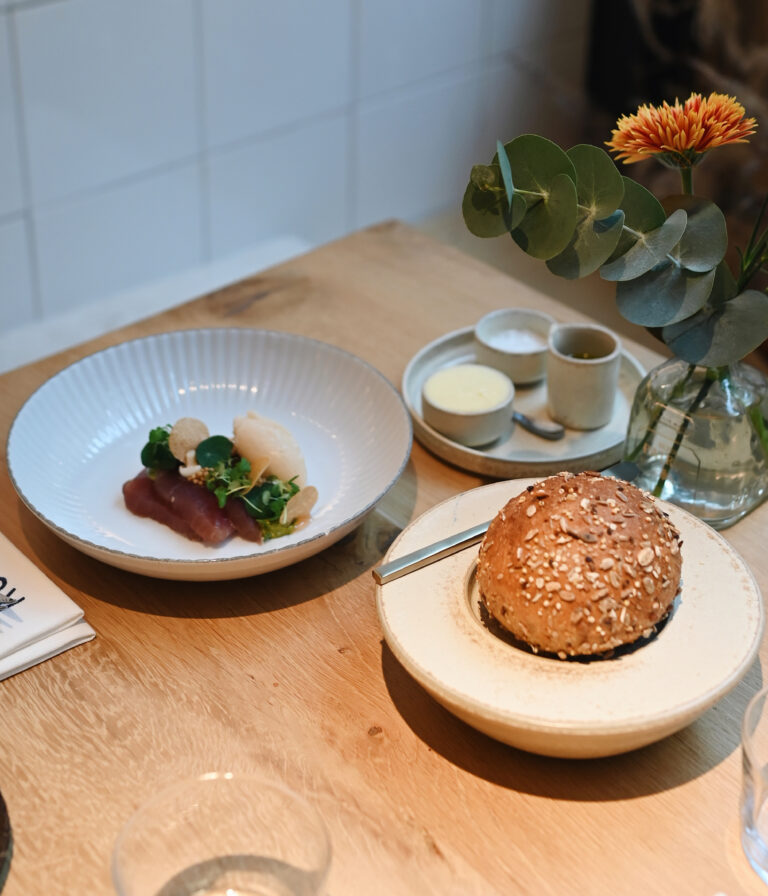 Artisanaal brood met boter geserveerd bij Lucy’s Table
