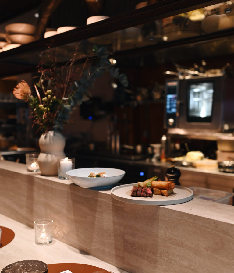 Verfijnd gerecht van Lucy’s Table met seizoensingrediënten en saus