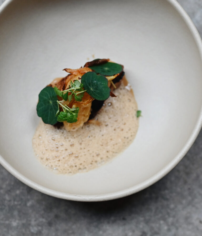 Creatief voorgerecht bij Lucy’s Table met lichte saus en verse kruiden